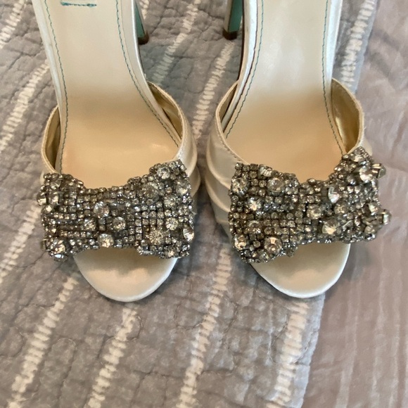 Betsey Johnson heels diamond bow white satin - Picture 7 of 8